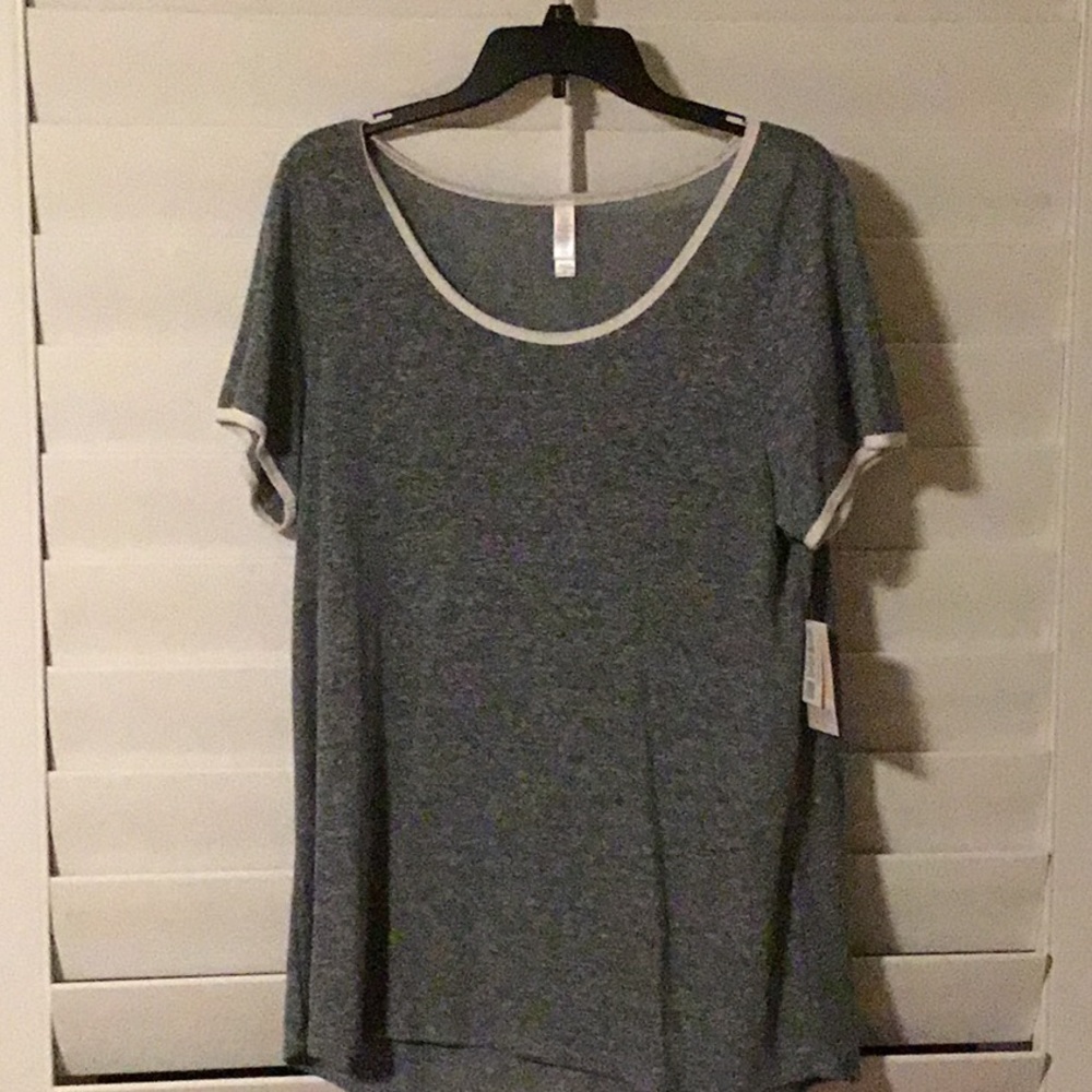 NWT Lularoe Classic Tee Size Large